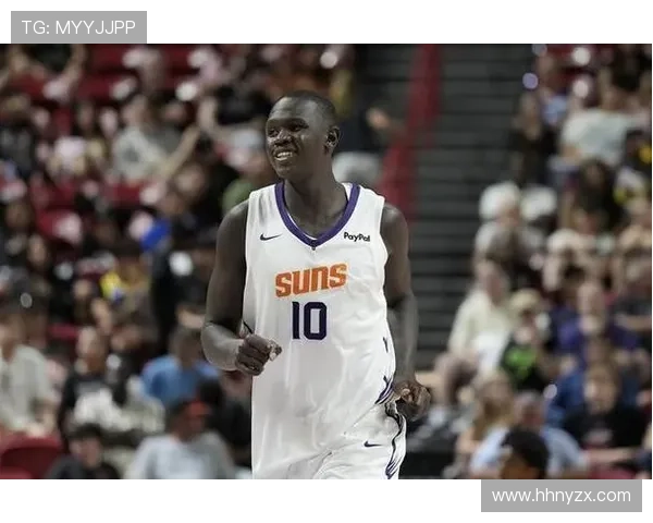 布克称赞马卢阿奇表现出色 积极性强身体对抗堪称典范