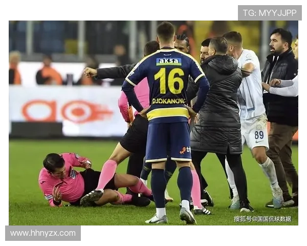 B席第22分钟禁区高抬脚动作被判犯规主裁果断出示黄牌引发热议 B席第22分钟禁区高抬脚动作被判犯规主裁果断出示黄牌引发热议